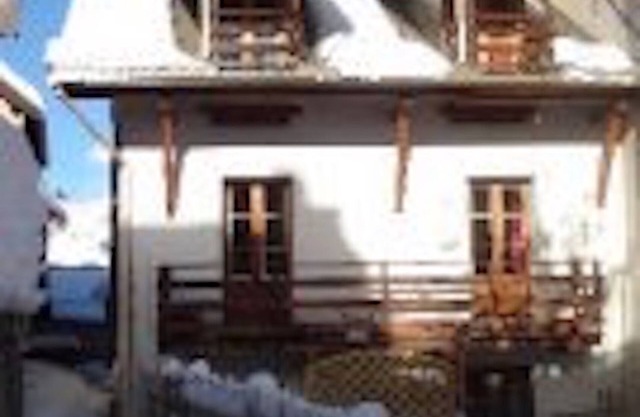 4 mn walk from the slopes, 10 real bed rooms, 2 lounges in a former farm house