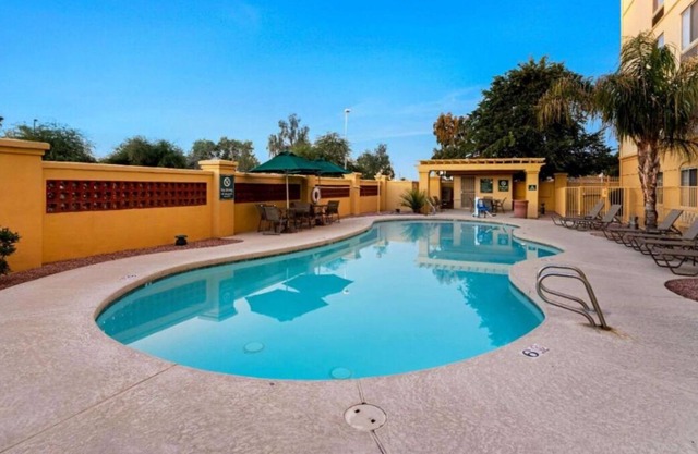 4 N/S King Bed One-Bedroom w/ Pool View at La Quinta Inn & Stes by Wyndham Mesa