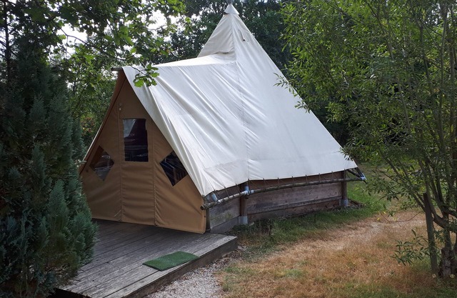 4-person Apache hut in an estate with indoor swimming pool