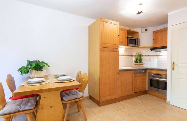 4-person apartment in Vielle Aure with pool, parking, near center and cable car