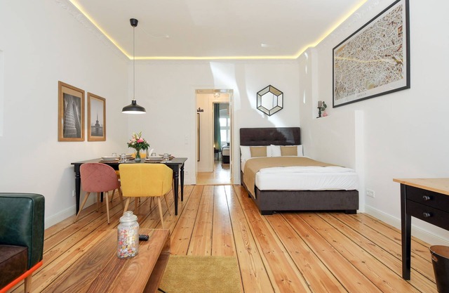 4 person old building apartment near Kurfürstendamm