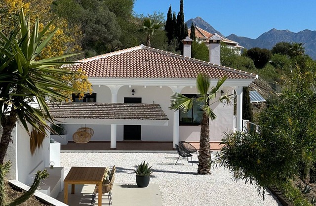 4 person vacation home with stunning sea and mountain views!