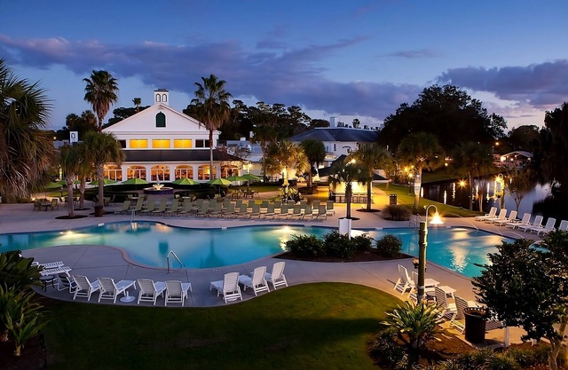 4 Relaxing Units with Free Parking, Pool! Near Three Sister Springs