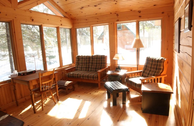4-Season Private Log Cottage on Kawagama Lake, fireplaces, sunroom, dock, Wifi