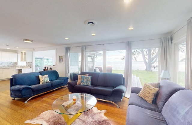 4 Seasons Lake Front Cottage with direct access to Lake Simcoe. 50 mins to T.O.