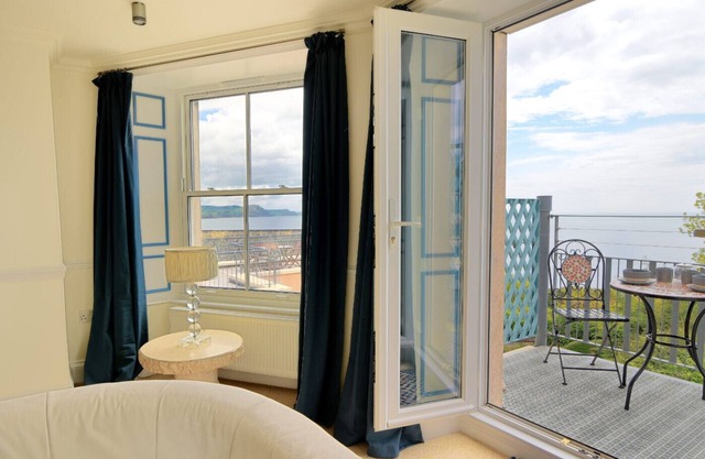 4 ST MICHAELS HOUSE, romantic, country holiday cottage in Lyme Regis