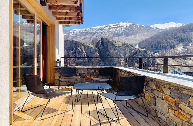 4-star chalet - Sleeps 13 - South-facing with view over Col du Galibier