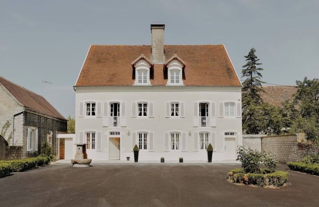4-star Maison de Maître, 25 minutes from Beaune. Swimmingpool, sauna, steamroom.