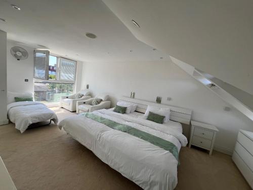 4 to 5 Bedroom beautiful holiday home London sleeps 9-central Links