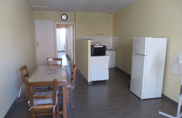 4 to 6 berth accommodation 10 mi walk from the lake