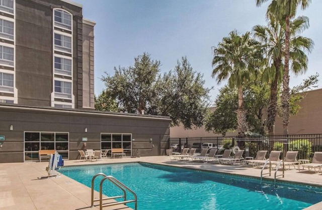 4 Units Close to Centro de Artes Gallery! FREE Parking, Pool, FREE Breakfast!