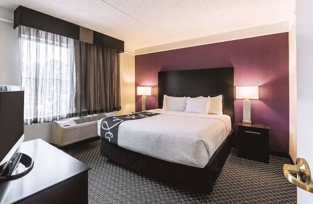 4 x 1 Queen Deluxe ADA at La Quinta Inn by Wyndham San Antonio Downtown