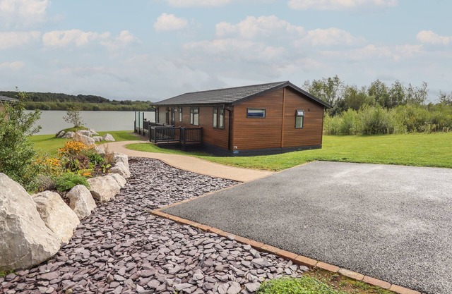 40 DELAMERE POINT, pet friendly, with hot tub in Delamere