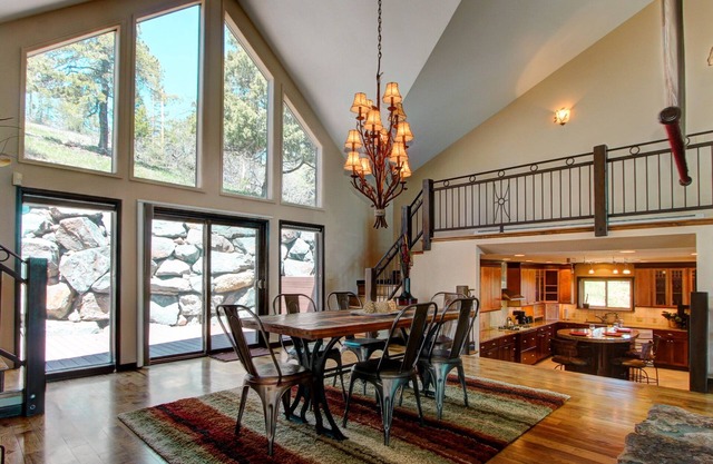 4000 SQ FT Luxury Mountain Home. 28 mins Denver & SKI. Best views! HOT TUB!