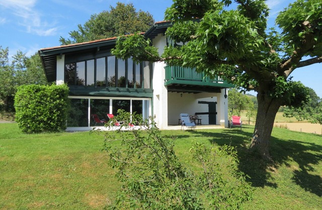 4000 sq.m. house with trees. Hiking, fishing, lake, mountains. 5 km from St. Pée