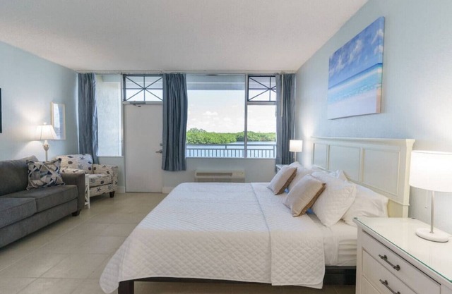 401 Getaway to a . · U401 Balcony w/River & Sunrise View! Resort Amenities! Free Parking/Wifi
