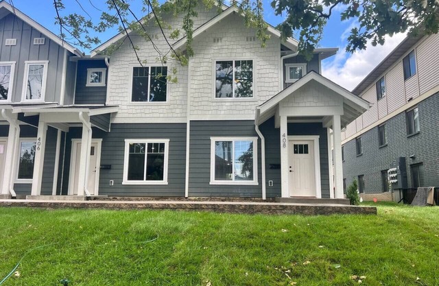 402 Spacious 3 Bedroom Townhouse