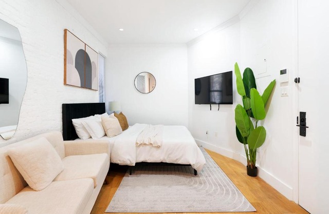 403-2E Newly Renovated Studio UES