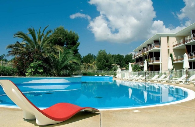40m² T2 apartment with terrace, swimming pool, air conditioning and secure private parking