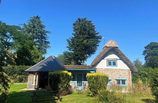 450 year old thatch cottage. Near Oxford, Reading and Henley. Listed building.