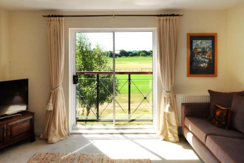 47 Wetherby Way, 3 bedrooms, sleeps 6, easy walk to town, Parking, Self Catering, Great View