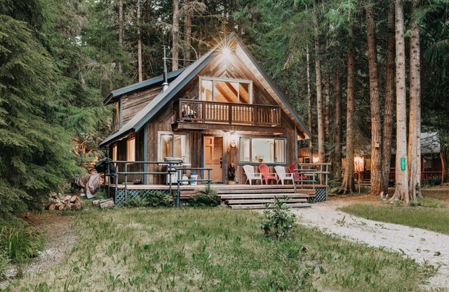 48SL - Newly Renovated! H/T - WiFi - Pets Ok - Sleeps 7 by RedAwning