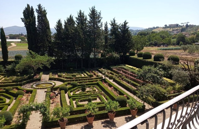 4bdrm elegant apt,historical Villa, shared pool, parking, 3km from Ponte Vecchio