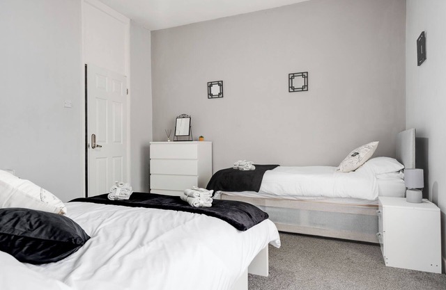4Bed Contractors + Long Term Free Parking