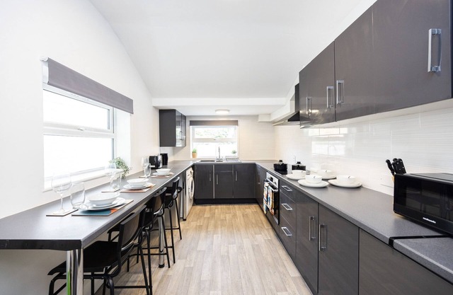 4Beds,3 Baths, Free Parking, Garden, River View