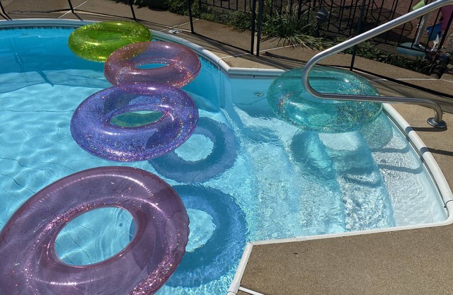 4BR/2BA Modern Family Home w/Private Heated Inground Pool nOpen March 1 - Nov 14