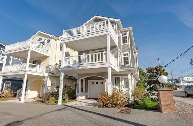 4BR 3.5BA community POOL 2 bl from beach w/lifeguard & bathroom no pets/smoke
