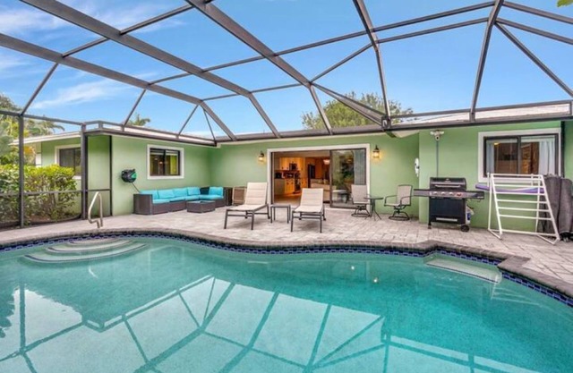 4br 3ba Home, heated pool near Beaches & Downtown