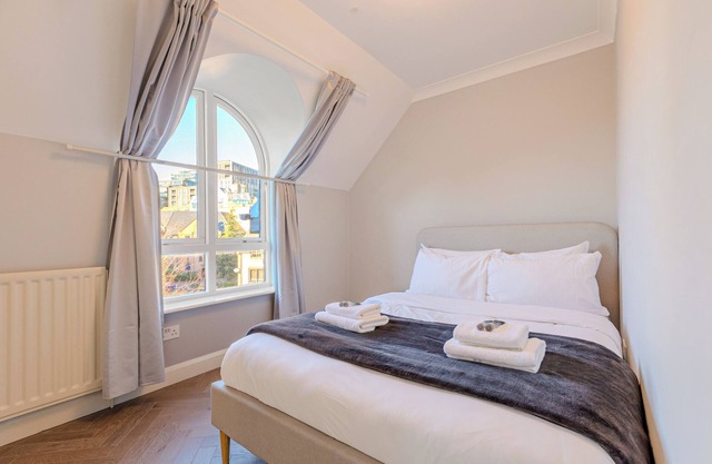 4BR 4-floor house, w patio, 10 min Wapping Station