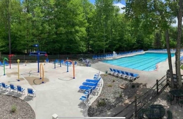 4BR Big Bass Lake house in Heart of Poconos. /HotTub/Beach/Lakes/Pools/GameRoom
