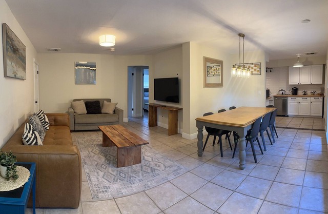 4BR Home with backyard Fire Pit - Near Golf course & Edison Estate