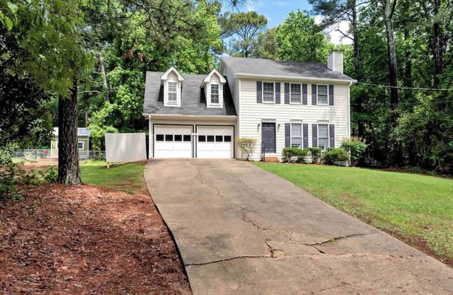 4BR house with Nature Views, and Firepit, Close to Trails