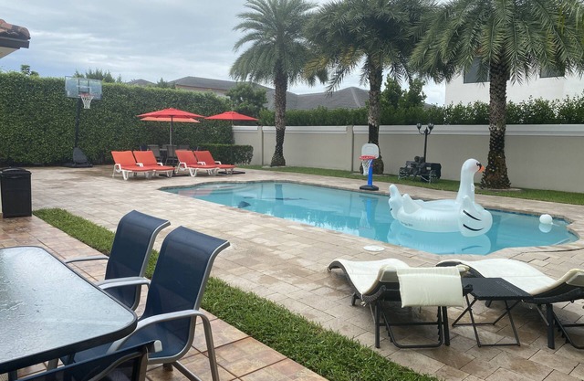 4BR Luxury Pool Home in Miami Lakes - Fully Equipped for Long Stays