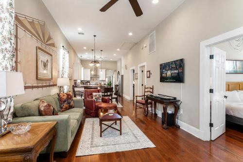 4BR Luxury Uptown Retreat w Private Heated Pool