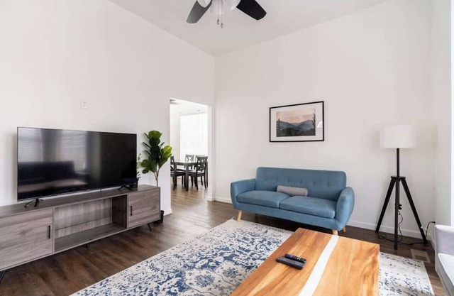 4BR Sleeps 9 Spacious Home Walkable Area