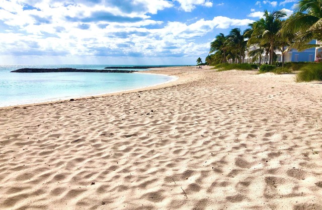 4br -Walk to SANDY BEACH! and pool in 50 steps! Tennis! Pickle! Gated community