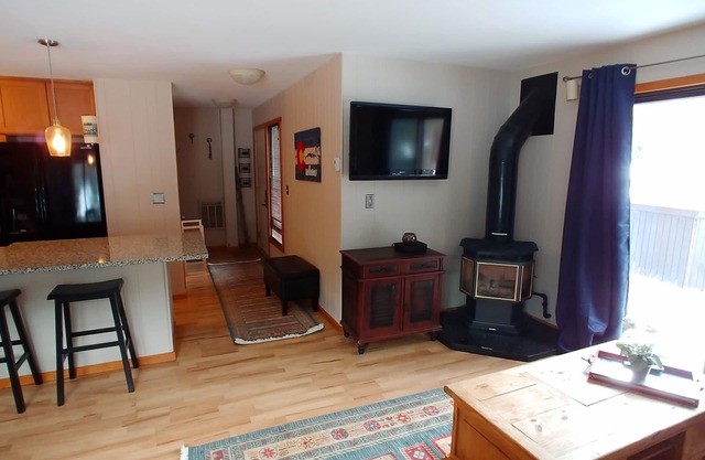 4Min WALK to Lift! Near Both Bases, Fireplace, Deck, Indoor Pool, Outdoor HotTub