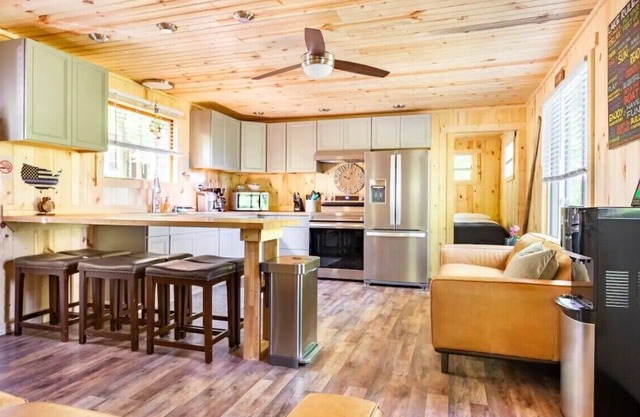 4PelicansOhio: Relaxing Cabin Near Leesville Lake ~Pets Welcome~ 2 Queens & 1F