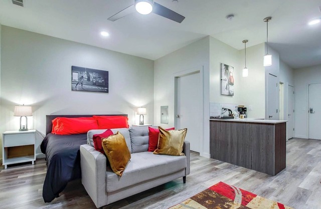 4th Street Suites - Ali King Bed Suite