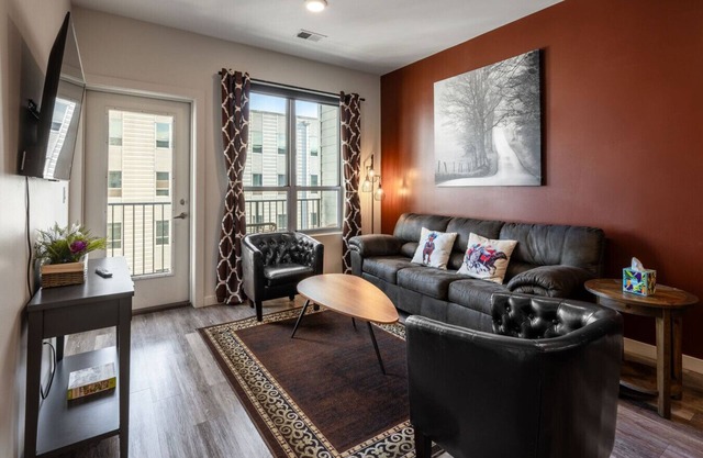 4th Street Suites - Beautiful King Bed Suite