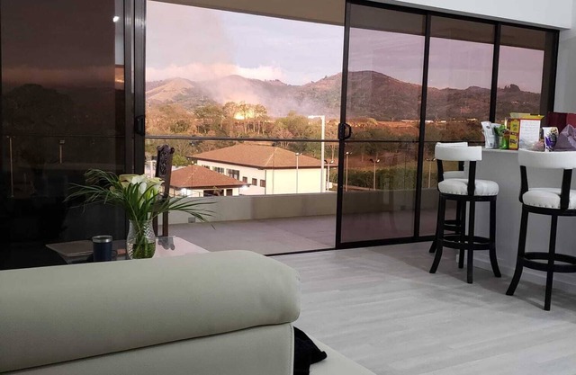 5* 2 D Mountnview+Airport+nPool+3 bed +Bb Crib+
