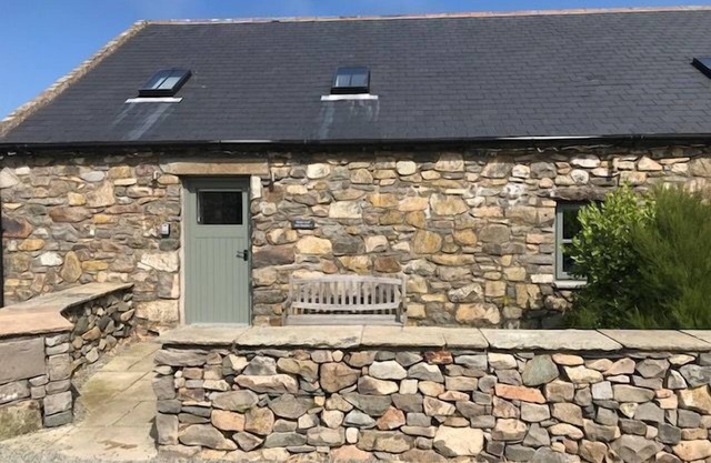 5* 3 bedroom stone cottage configured for upside down living