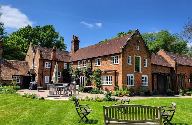 5/6 bed Farmhouse stay on organic farm & vineyard - 25 mins from London