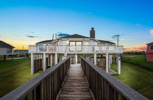 5 Bdr./3 bath Remodeled in 2020 West Galveston Beachfront house. Sleeps 14.