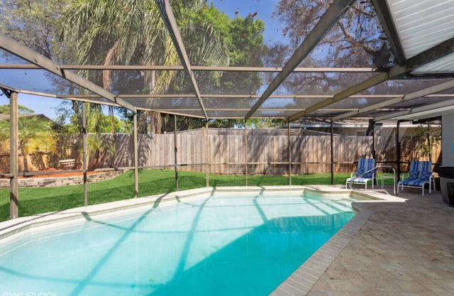 5 Bdr Palm Harbor home Pool, Hot Tub, Screen Lanai