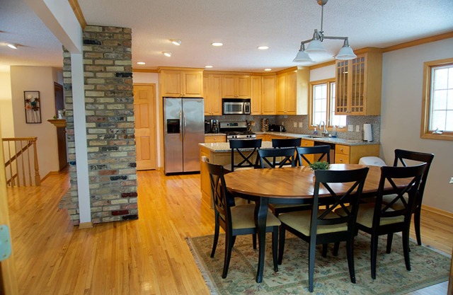 5 bdrm house w/HOT TUB across from Moore Lake Park